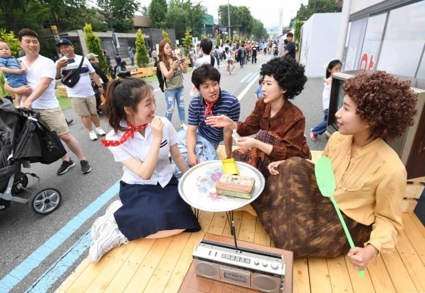 '차 없는 대학로'에서 '낭만과 추억'을 회상하며