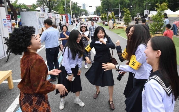 '차 없는 대학로'에서 '낭만과 추억'을 회상하며