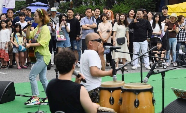 '차 없는 대학로'에서 '낭만과 추억'을 회상하며