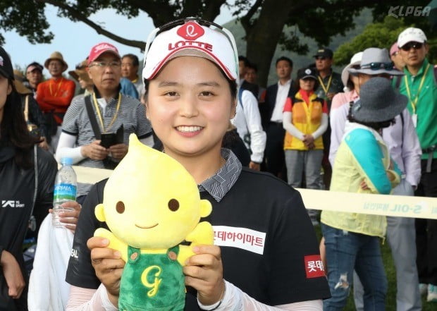 최혜진이 에쓰오일챔피언십의 마스코트인 '구도일' 인형을 들고 포즈를 취하고 있다 / KLPGA 제공