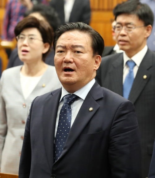 애국가 부르는 민경욱 /연합뉴스