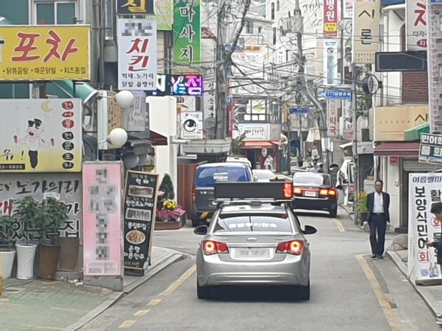 관악구 남현동 일대 골목. 관악구청에서 나온 불법주차단속 차량이 순찰하고 있다.