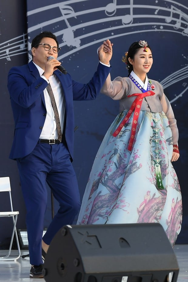 가수 더원 ‘아세안 모델'과 축하공연…'2019 아세안위크' 개막식