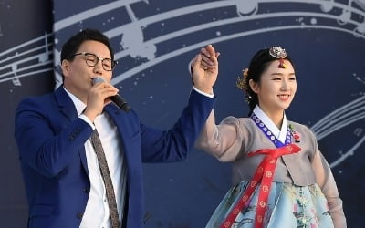 가수 더원 '아세안 모델'과 축하공연…'2019 아세안위크' 개막식