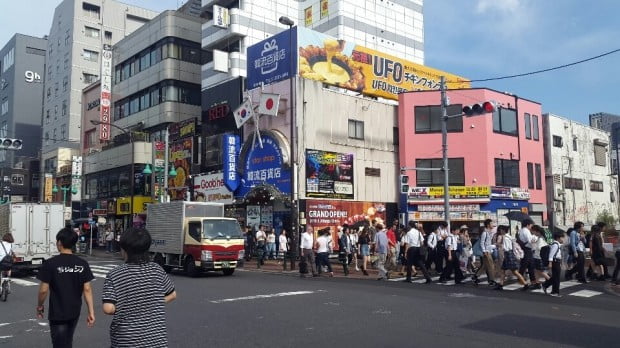  지난 5일 도쿄 신주쿠 신오쿠보역 주변을 찾은 한류팬들이 거리를 걷고 있다.