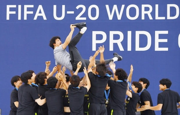 정정용 감독 U-20 준우승 환영행사에서 헹가래