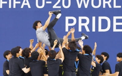 정정용 감독 U-20 준우승 환영행사에서 헹가래