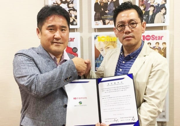 유정우 텐아시아 대표(우측)와 방재형 HKG&L 대표가 18일 ‘스포테인먼트’ 사업 추진을 위한 업무협약을 체결한 뒤 사진을 찍고 있다 /이승현 기자
