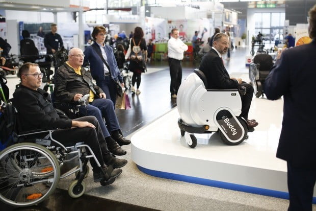 지난해 열렸던 ‘레하케어2018’에서 방문객들이 다양한 휠체어를 타보고 있다. 라인메쎄 제공