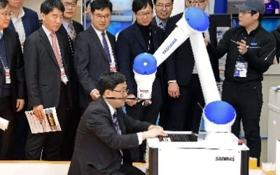 [김동욱의 일본경제워치] 무인배송 로봇, 연내 일반도로 실증실험 들어가는 日