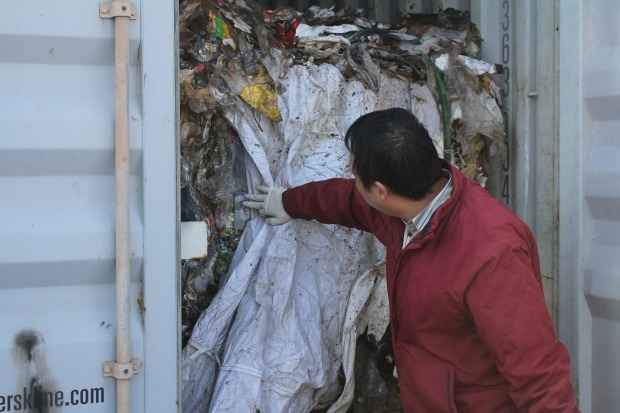 지난 2월 경기 평택항에서 환경부 관계자가 필리핀으로 불법 수출됐다 반송된 폐기물을 살펴보고 있다. /연합뉴스