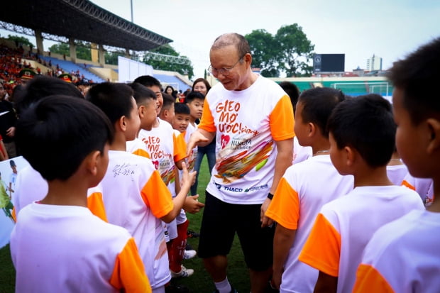 현대오일뱅크 1%나눔재단은 최근 베트남 뚜엔꽝성에서 지역 학생 200명을 대상으로 ‘박항서 축구교실’을 진행했다. 박항서 베트남 국가대표 감독이 뚜엔꽝성 어린이들과 악수하고 있다.