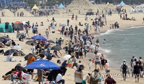 이른 무더위 '좋아'…해수욕장·축제장마다 행락객 북적