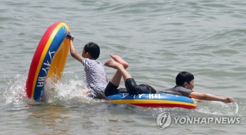 이른 무더위 '좋아'…해수욕장·축제장마다 행락객 북적