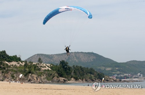 이른 무더위 '좋아'…해수욕장·축제장마다 행락객 북적