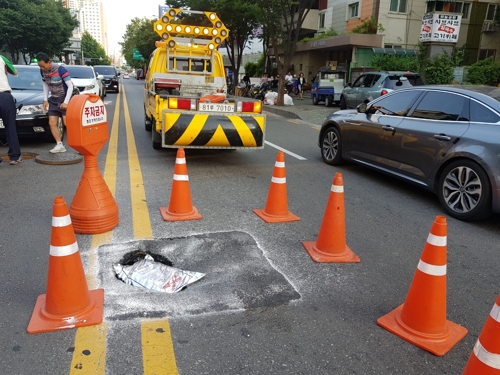 서울 동묘앞역 부근 도로에 깊이 1ｍ 구멍…복구 작업