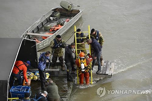 헝가리 잠수사 "수중서 몸 가누기도 어려워…시계 제로"