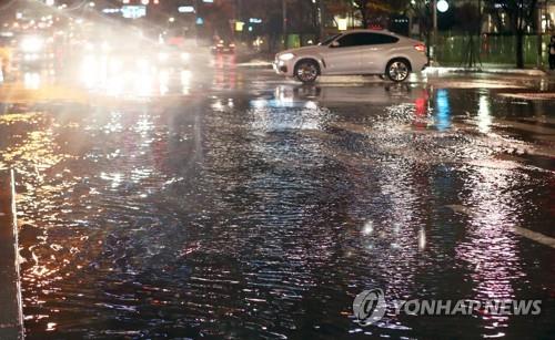 강한 비바람에 제주 하늘길·바닷길 차질…남부 곳곳 호우