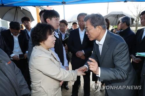 文대통령, 오늘 고성 산불진화 공무원 靑 초청해 격려 오찬