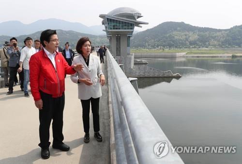 여주 이포보 찾은 황교안 "잘못된 보 철거 작업 막아낼 것"