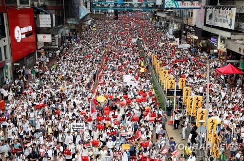 거리 뒤덮은 100만 홍콩 시민들…'중국송환 반대' 외쳐