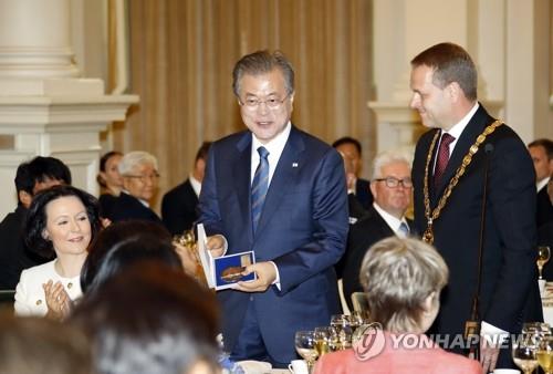 文대통령, 부산-헬싱키 직항신설 거론하며 "부산은 내 고향"