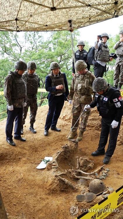 정경두, 유해발굴 화살머리고지 방문…"하루빨리 가족의 품으로"