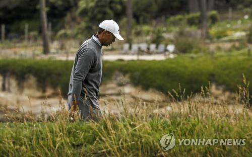 멀어진 16번째 메이저 왕관…우즈, 사흘째 이븐파