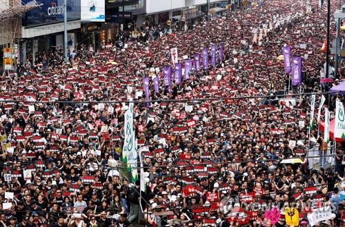 홍콩 '송환법 철폐' 요구 '검은 대행진'…주최측 "200만 모여"