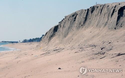 백사장 사라지고, 쓰레기로 몸살 앓는 강릉지역 해수욕장