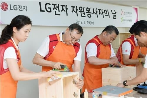 LG전자 조성진, 장애인 재활시설서 '가구 조립' 봉사활동