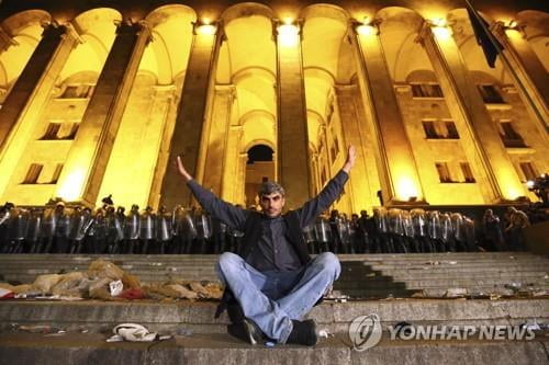 러시아 의원 연설에 뿔난 조지아인들, 의회서 격렬 시위