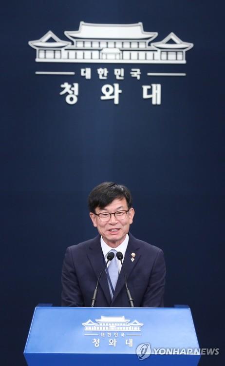 김상조 "일자리·소득개선 역량집중…경제 콘트롤타워는 홍남기"