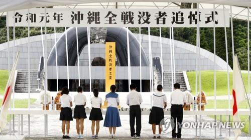 日 오키나와 전투종료 기념식서 아베 총리-오키나와지사 신경전