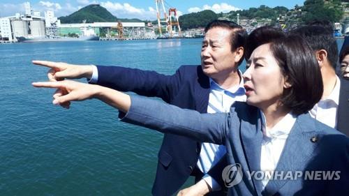 삼척항 찾은 한국당 "北 선박, 모든 것이 조작된 국방게이트"(종합)