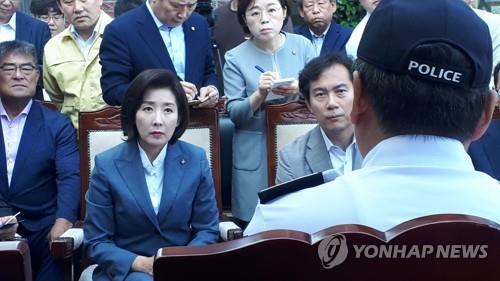 삼척항 찾은 한국당 "北 선박, 모든 것이 조작된 국방게이트"(종합)