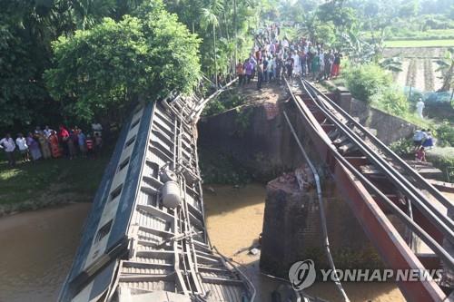 방글라데시 열차 교량서 추락…5명 사망·100여명 부상(종합)