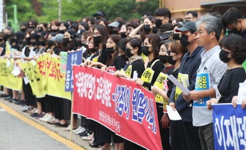 "경기교육은 죽었다"…안산동산고 학부모들 국화투척 항의