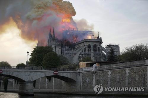 화마가 휩쓴 노트르담 대성당 시계 복제품 발견…복원 기대감