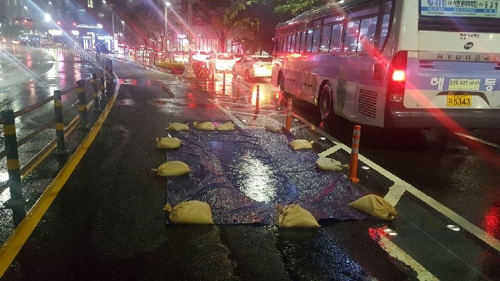 부산 요란한 장맛비…최고 176.5㎜, 도로·주택 침수 잇따라