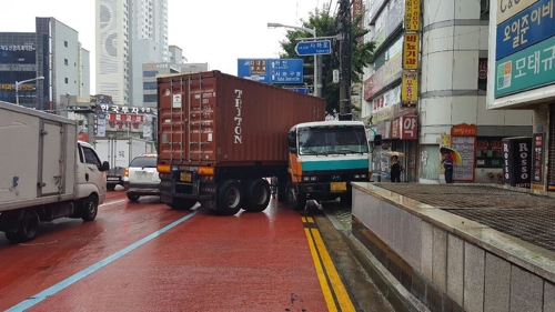 최고 183.5㎜…첫 장맛비에 부산 도심 잠기고 무너지고