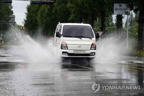 장마전선 영향으로 경북 일부 지역에 많은 비