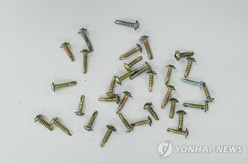 '큰일 날 뻔'…경부고속도로에 나사못 등 1천여개 발견