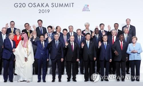 文대통령, G20 정상회의 공식환영식서 의장국 日아베와 '조우'