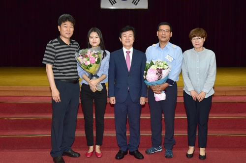 고속버스 안 심정지 환자 심폐소생술로 살린 기사·대학생 표창