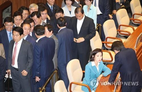 30분만에 박수 추인…한국당, 나흘만에 '무조건 등원' 급선회(종합)