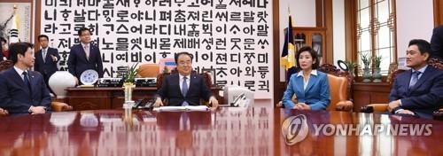 30분만에 박수 추인…한국당, 나흘만에 '무조건 등원' 급선회(종합)