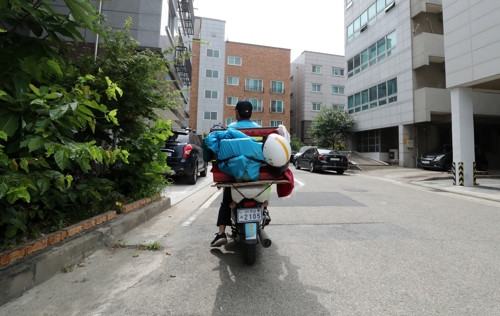 오지마을부터 도심 샛길까지 쉼없이 돌아야…고된 집배원들 하루