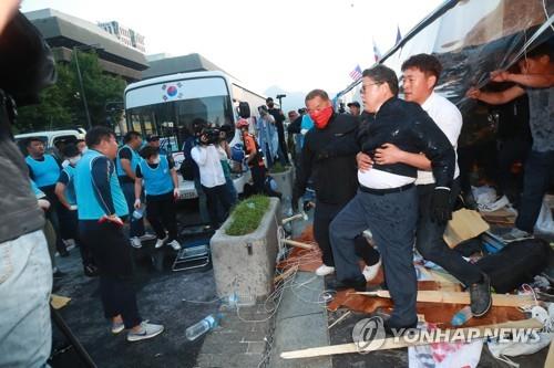 '광화문 천막 충돌' 우리공화당, 박원순 서울시장 고소