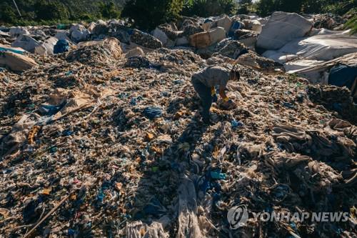 '국제 망신' 필리핀 폐기물 수출 업자 등 11명 기소